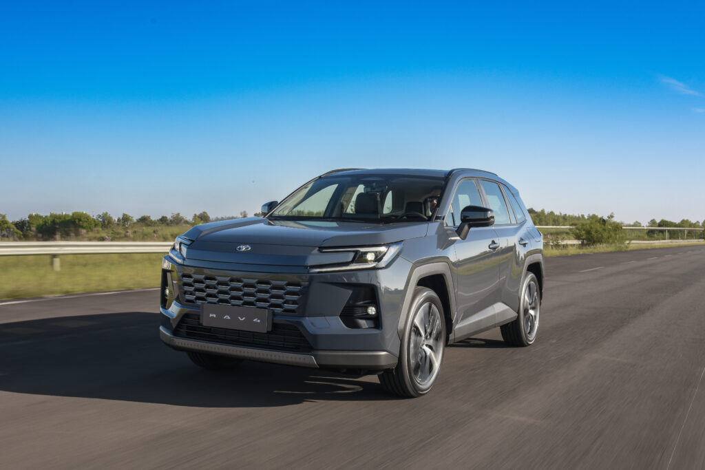 Novo Toyota RAV4 estreia no Brasil com duas versões híbridas full, mais tecnologia e preço a partir de R$ 317 mil