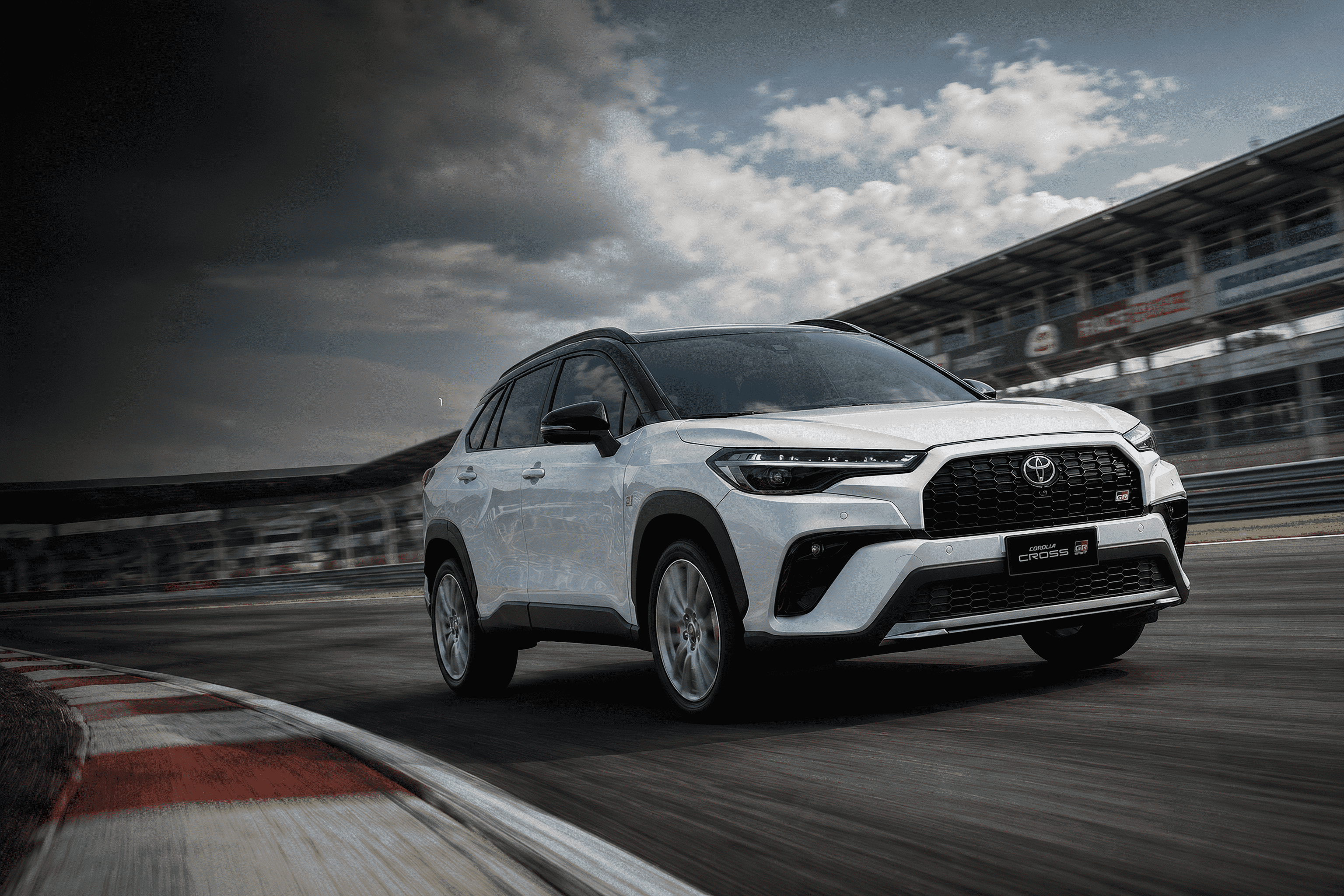 https://www.toyotacomunica.com.br/wp-content/uploads/2026/06/COROLLA-CROSS-GRS-27-AMBIENTADA-PISTA-01-1-1-1.png